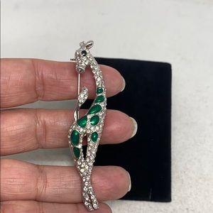 Very sweet giraffe pin